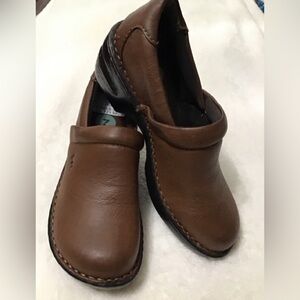 Women’s NWT SIZE 7 slip on heeled shoes BOC